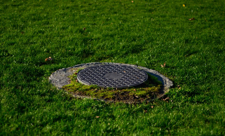 Włazy kanalizacyjne. Jakie są rodzaje i klasy obciążenia? Jak zamontować?