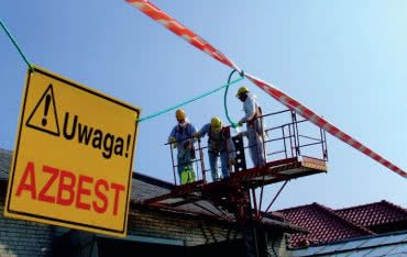 Usuwanie płyt z azbestu i układanie innego pokrycia dachowego