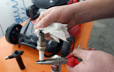 Trawnik pod sprawną kontrolą, czyli jak prawidłowo dbać o kosiarkę