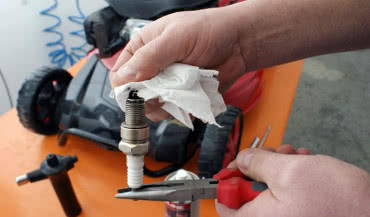 Trawnik pod sprawną kontrolą, czyli jak prawidłowo dbać o kosiarkę