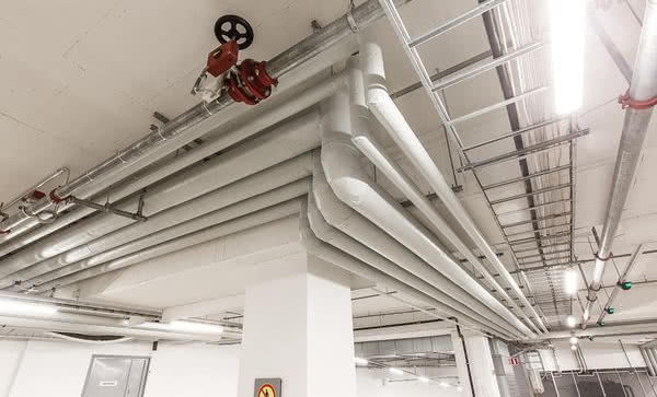 Wentylacja w obiektach budowlanych i przemysłowych. Jak zabezpieczać przewody instalacyjne?