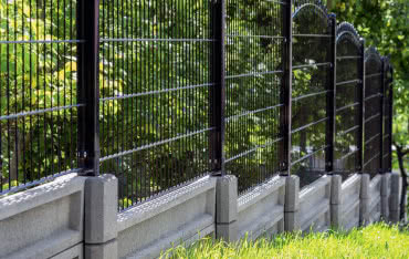 Jak wykonać stabilne ogrodzenie na pochyłym terenie?