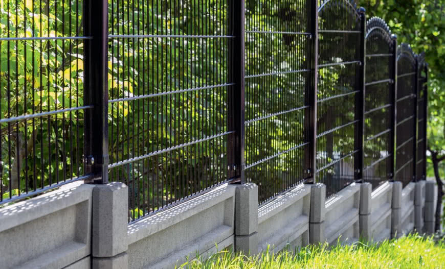 Jak wykonać stabilne ogrodzenie na pochyłym terenie?