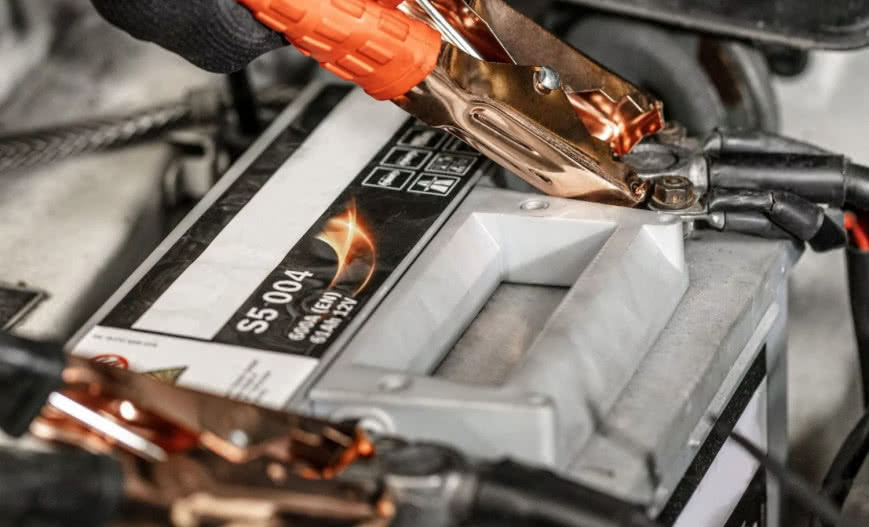 Przewody rozruchowe do samochodu – jak ich bezpiecznie używać? 