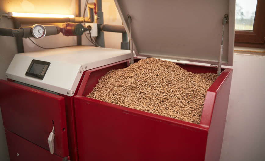 Podwyższony standard w kotłach peletowych – co to oznacza i jakie korzyści daje inwestorowi?