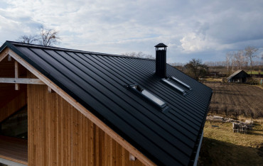 Klasyczny dach dwuspadowy. Koszty, budowa i wybór najlepszego pokrycia