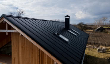 Klasyczny dach dwuspadowy. Koszty, budowa i wybór najlepszego pokrycia