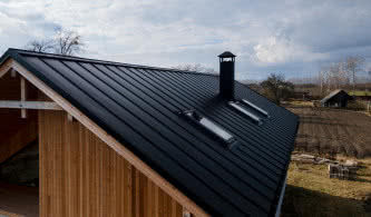 Klasyczny dach dwuspadowy. Koszty, budowa i wybór najlepszego pokrycia