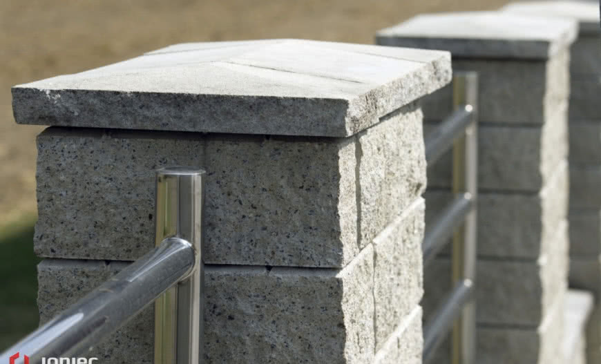 Montaż daszków ogrodzeniowych