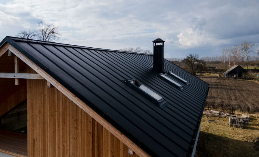 Klasyczny dach dwuspadowy. Koszty, budowa i wybór najlepszego pokrycia