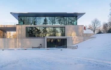 Dom z panoramicznym widokiem na naturę. Realizacja Schüco