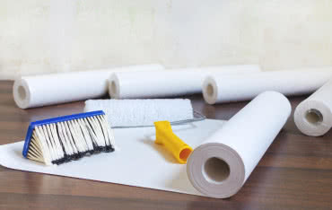 Gotowy czy sypki? Poradnik wyboru najlepszego kleju do tapet