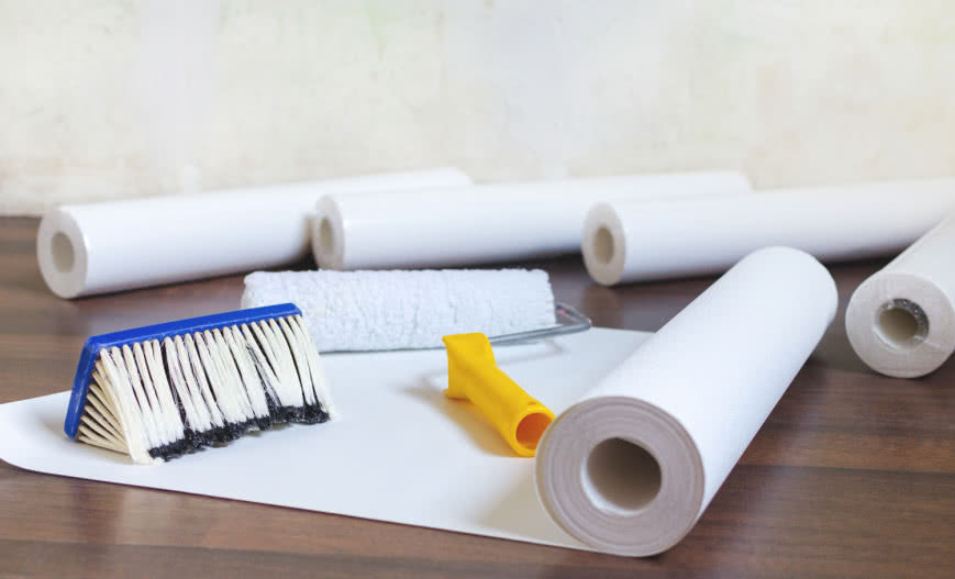 Gotowy czy sypki? Poradnik wyboru najlepszego kleju do tapet