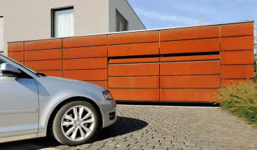 Brama fasadowa – zlicowana z elewacją budynku