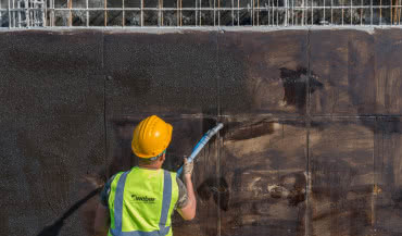 Hydroizolacja fundamentów - jak chronić dom przed wodą i wilgocią?