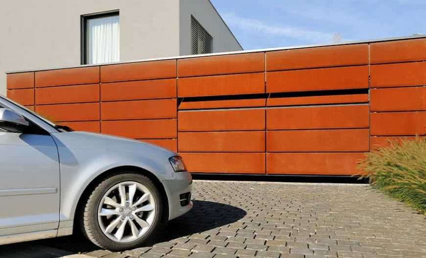 Brama fasadowa – zlicowana z elewacją budynku