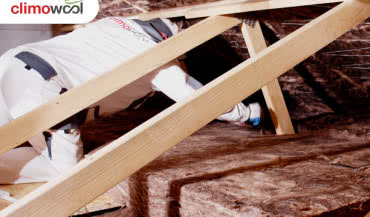 Montaż izolacji stropu drewnianego z belkami drewnianymi