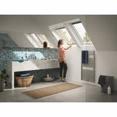 Trzyszybowe drewniano-poliuretanowe okno dachowe VELUX GLU