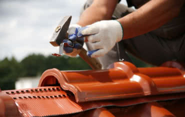 Jak wybrać odpowiedniego dekarza?