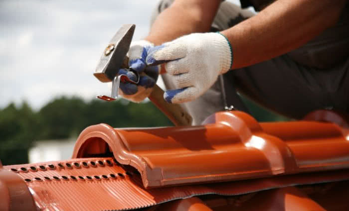 Jak wybrać odpowiedniego dekarza?
