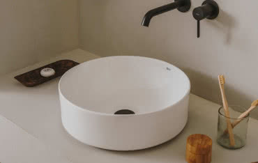 Umywalki nablatowe: wady, zalety i montaż krok po kroku