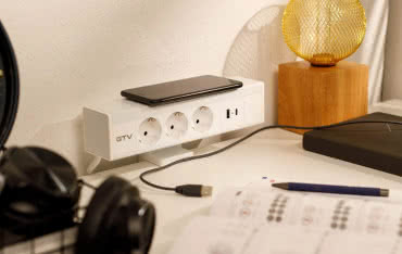 Gniazdo meblowe z ładowarką indukcyjną – koniec z plątaniną kabli na biurku!