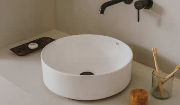 Umywalki nablatowe: wady, zalety i montaż krok po kroku