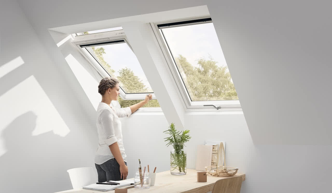 W celu doświetlenia poddasza najczęściej wybiera się okna połaciowe ze względu na łatwość montażu i nieznaczną ingerencję w wygląd budynku.