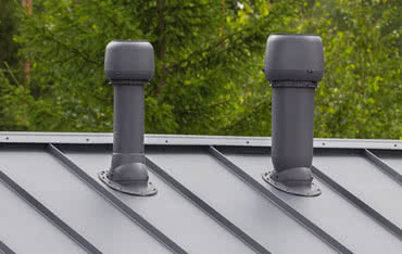 Jak zapewnić właściwą wentylację pokryć blaszanych w trudnych miejscach, takich jak lukarny i okna dachowe?