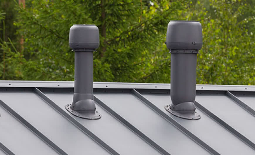 Jak zapewnić właściwą wentylację pokryć blaszanych w trudnych miejscach, takich jak lukarny i okna dachowe?