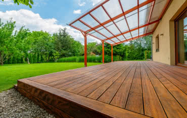 Zadaszenie tarasu na lata – prosta forma kontra gięte łuki. Co wybrać?