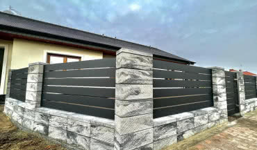 Odświeżanie betonowego ogrodzenia