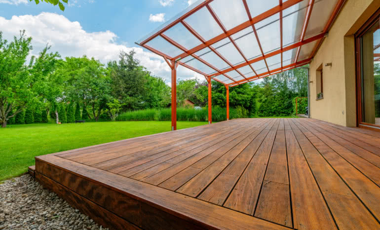 Zadaszenie tarasu na lata – prosta forma kontra gięte łuki. Co wybrać?