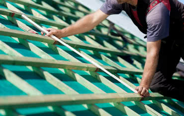 Jak obliczyć powierzchnię dachu? Sposoby pomiarów różnych typów dachów