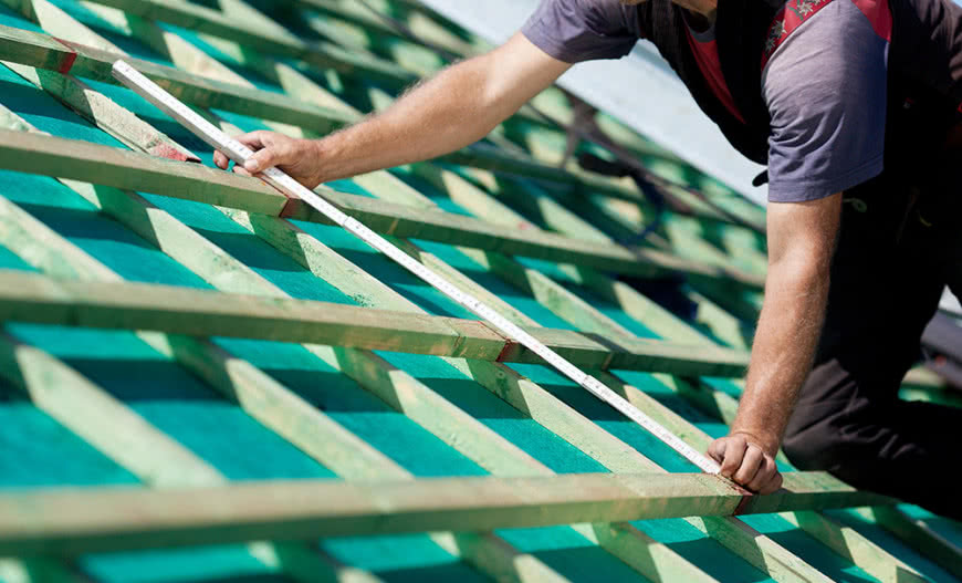 Jak obliczyć powierzchnię dachu? Sposoby pomiarów różnych typów dachów