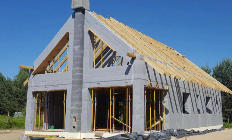 Dom z betonu: etapy budowy, technologie i koszty robót