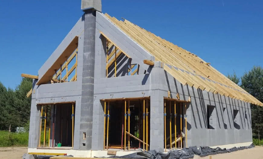 Dom z betonu: etapy budowy, technologie i koszty robót