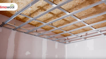 Izolacja na konstrukcji sufitu podwieszanego