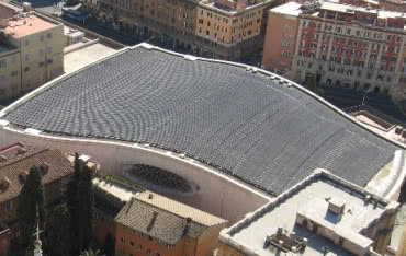 Kolektory słoneczne na dachu watykańskiej Auli Pawła VI
