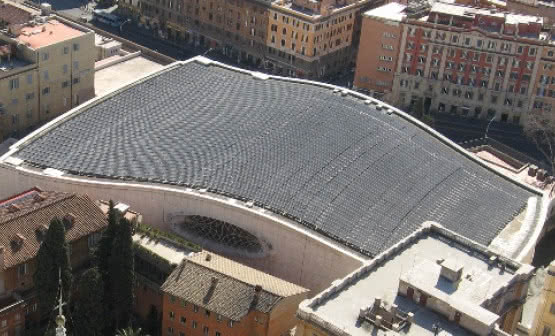 Kolektory słoneczne na dachu watykańskiej Auli Pawła VI