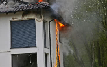 Pożary dachów i poddaszy. Jak zapobiegać?