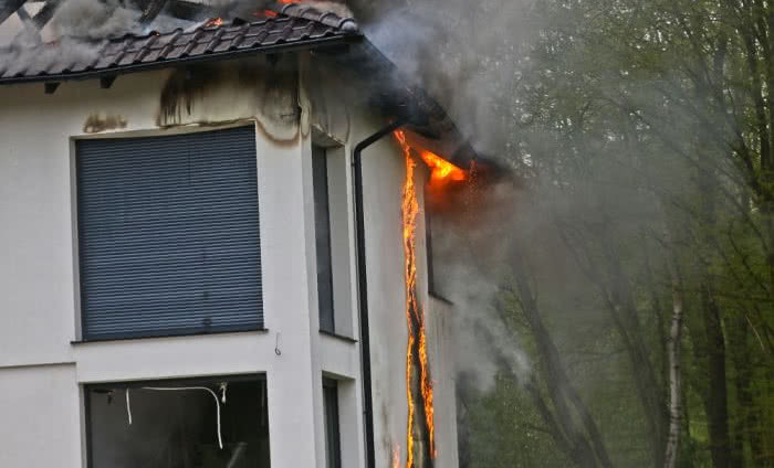 Pożary dachów i poddaszy. Jak zapobiegać?