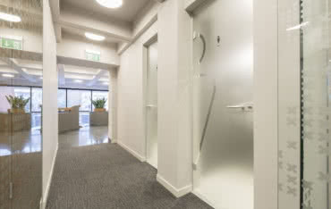 Normy i przepisy. O czym powinni pamiętać producenci drzwi szklanych?