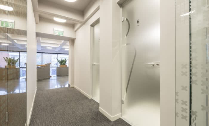 Normy i przepisy. O czym powinni pamiętać producenci drzwi szklanych?