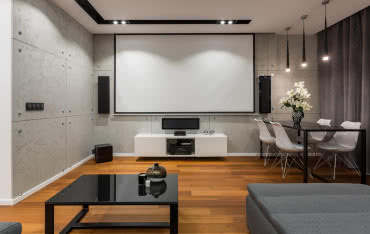 Kino w salonie: jak zaplanować instalacje elektryczną, antenową i audio?