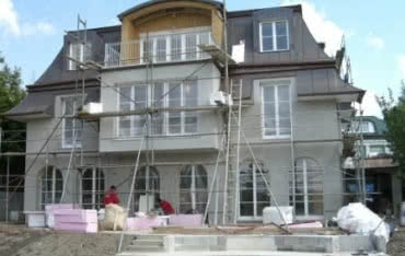 Czy będziemy mieszkać taniej i zdrowiej? Wpływ unijnych dyrektyw na polską branżę budowlaną