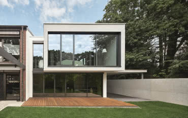 Modernistyczny dom z przeszkleniami Schüco