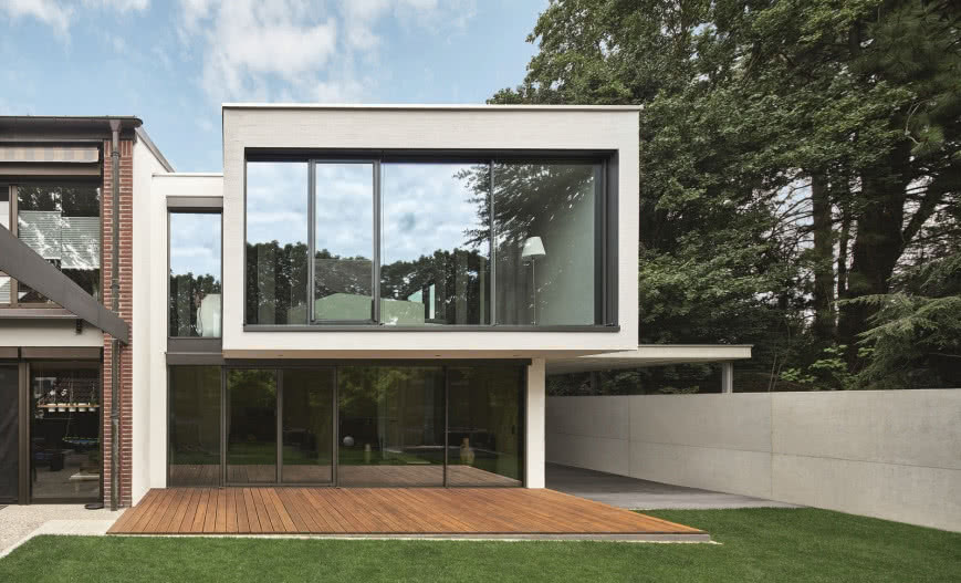 Modernistyczny dom z przeszkleniami Schüco