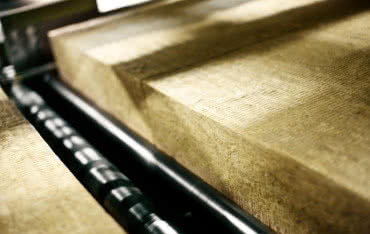 Niepalna, wyciszająca, trwała. Dlaczego wełna skalna to wybór na lata?