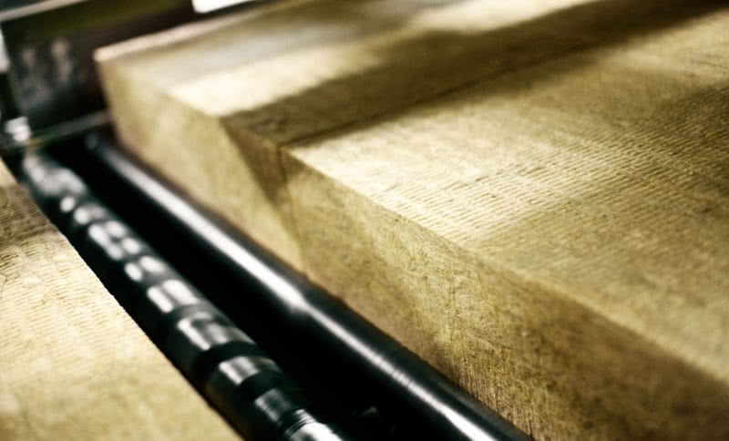 Niepalna, wyciszająca, trwała. Dlaczego wełna skalna to wybór na lata?